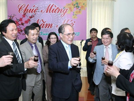 ท่านเหงวียนซิงห์หุ่ง ประธานรัฐสภาได้อวยพรปีใหม่เจ้าหน้าที่สำนักงานต่างๆของรัฐสภา